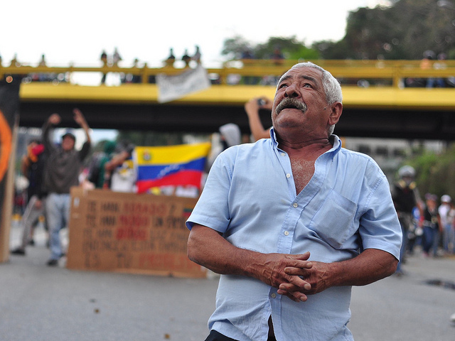 A Venezuelan man stands as protests continue in the country. February 27, 2014. ( Andrés E. Azpúrua/Flickr) 