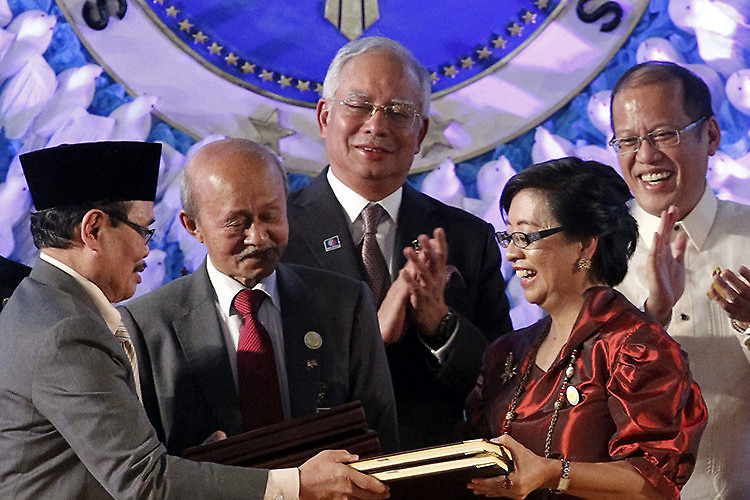 President Benigno Aquino and visiting Malaysian Prime Minister Najib Razak applaud in Manila